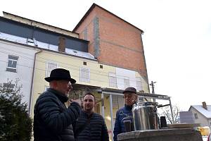 Lidé v Poličce poukazují na černou stavbu u mlýna Petra Hrubého.
