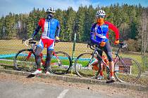 Litomyšlští triatlonisté vyjeli k cyklistickému tréninku každý sám. Sjeli se alespoň k fotografii.
