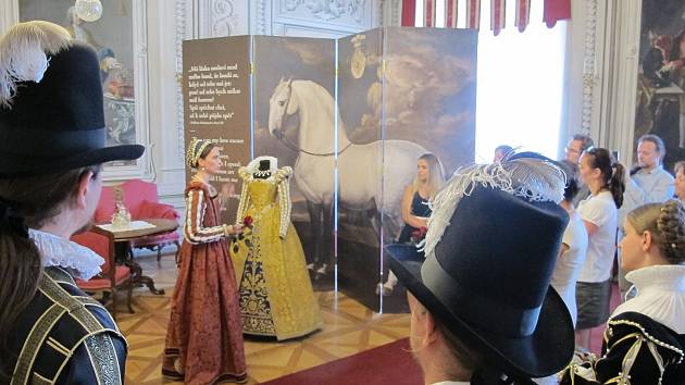 Výstava Vivat Grácie na zámku v Litomyšli s příběhy oděvů