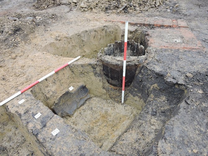 Středověký objekt který archeologové odkryli ve Starém Městě, obsahoval keramiku i dřevěný sud