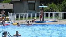 S bazénem jsou hosté kempu v Borové nadmíru spokojeni