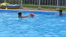 S bazénem jsou hosté kempu v Borové nadmíru spokojeni