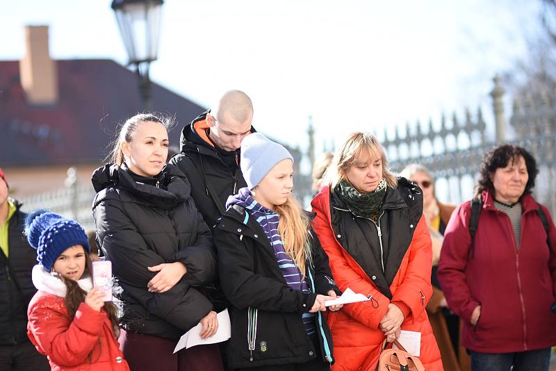 Desítky lidí v Litomyšli se sešly v neděli odpoledne na zámeckém návrší při Modlitbě za Ukrajinu.