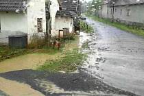 Proudy vody, nánosy bahna. Tak vypadaly některé obce na Svitavsku a Orlickoústecku po nedělní bouřce.