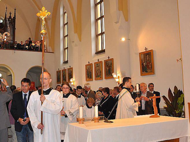 Věřící z celého světa se sešli v Koclířově.  Bohoslužbu vedl arcibiskup Dominik Duka.   