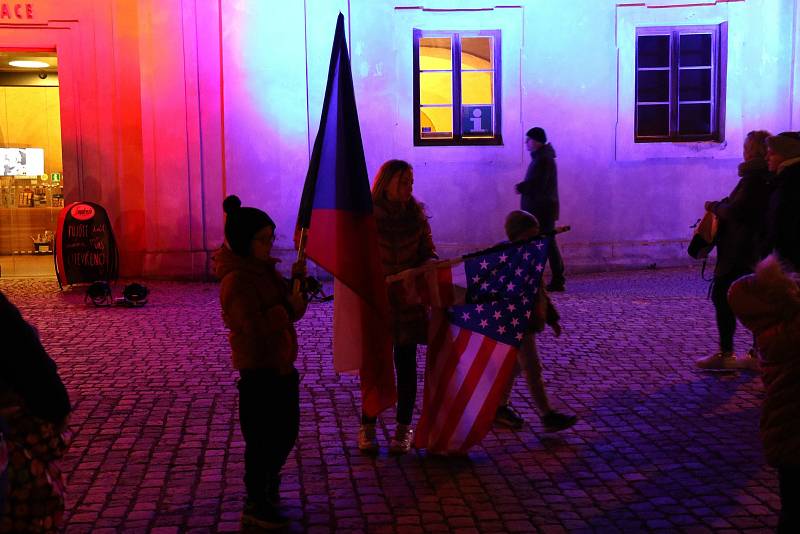 V Litomyšli si lidé připomněli 32.výročí sametové revoluce. Na náměstí Václava Havla se uskutečnilo shromáždění. V kině byl následně promítnut film ATA.