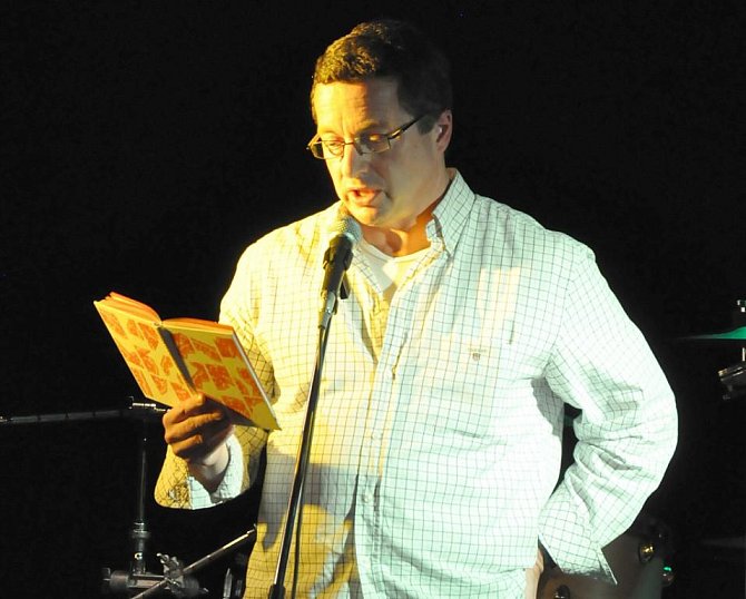 Michal Viewegh předčítal ve svitavské kinokavárně  ze svých  povídek a románu Biomanželka.    