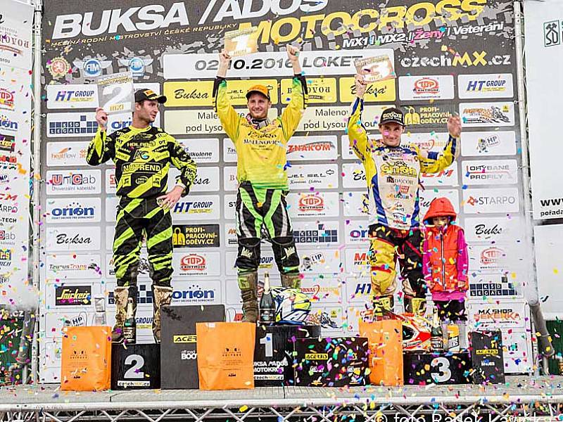 Nejlepší trojlístek mezinárodního mistrovství České republiky v motokrosu pro rok 2016: vlevo je stříbrný Jaromír Romančík, uprostřed zlatý Martin Michek a vpravo bronzový Petr Bartoš.