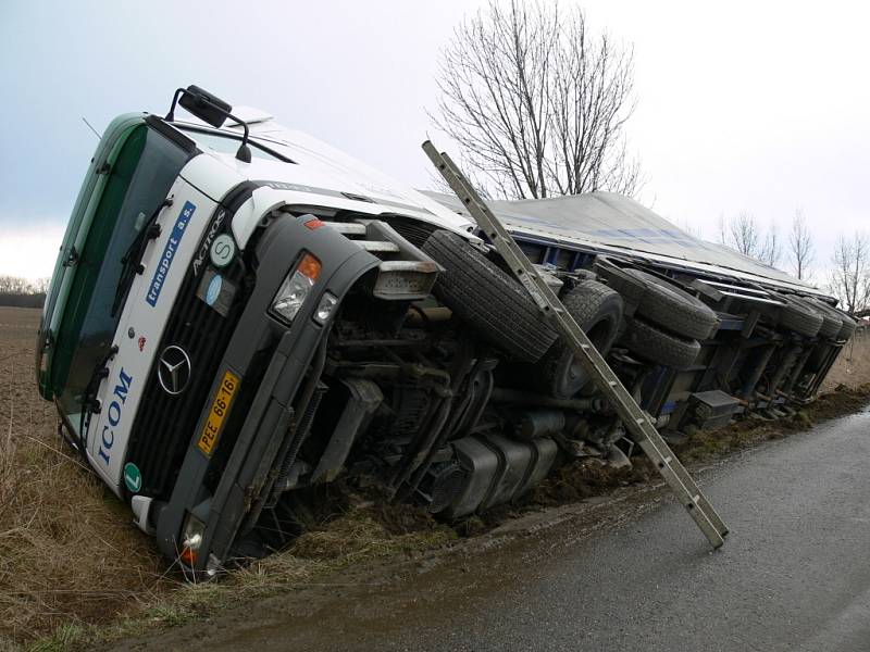 Převrácený kamion vezl 40 tun papíru.