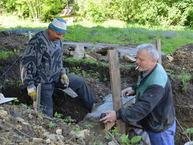 Základy pod obnovenou zvonici v Horákově Lhotě jsou téměř hotové. Parta nadšenců si přeje, aby byla na svém místě pod lípou ještě v letošním roce.