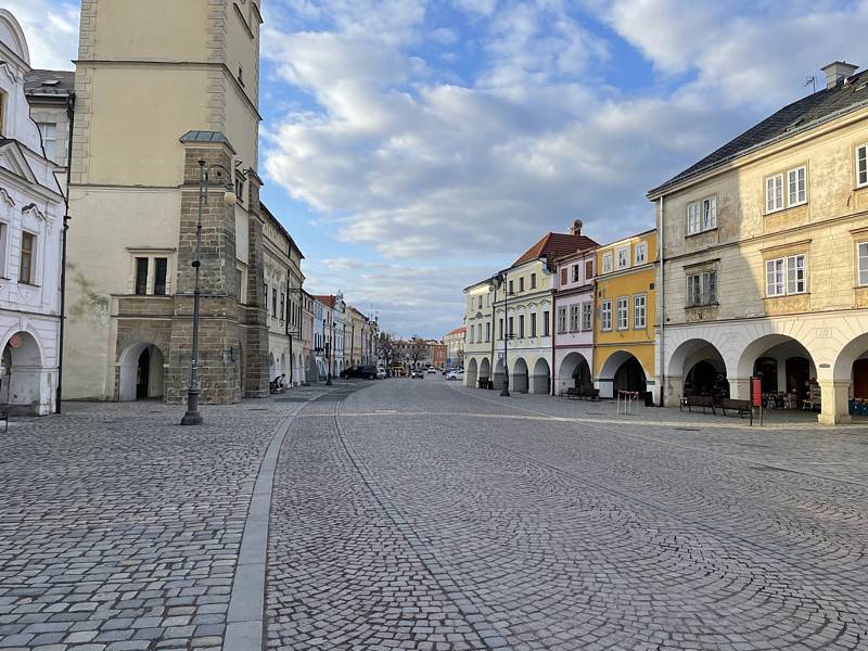 Jindy plná podloubí a ulice Litomyšle zejí o víkendech v Litomyšli prázdnotou. Stejně tak Klášterní zahrady. Podívejte se na "vylidněné" město.