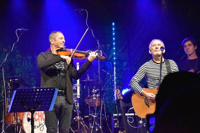 Koncert kapely Čechomor v Litomyšli se uskutečnil v dešti. Nádvoří zámku i tak zaplnily stovky lidí.