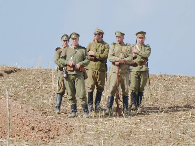 Diváci, kteří přijeli v sobotu do Mladějova,  nepřišli o pořádnou podívanou. Rakušané použili v boji proti Rusům i plamenomet. V lazaretu sténali zranění. Tomu všemu přihlíželi i dámy v dobových róbách. 