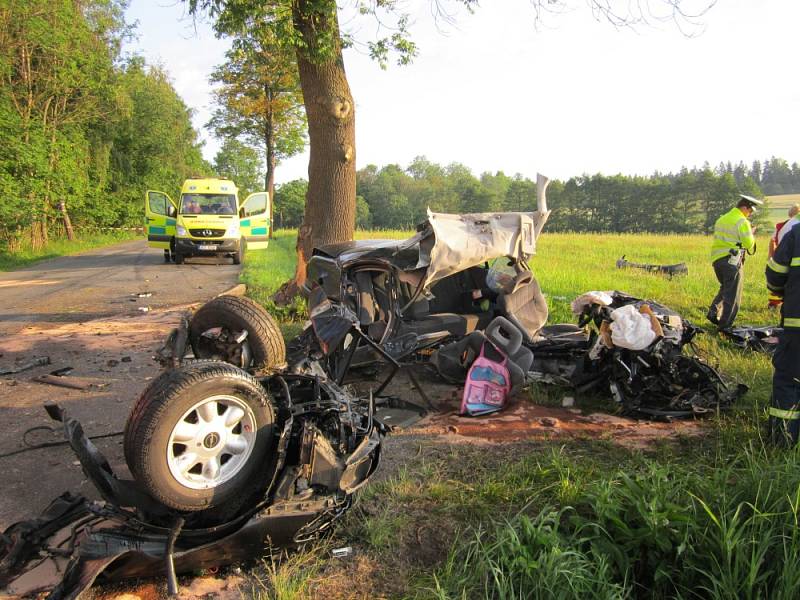 V neděli kolem páté hodiny ráno se stala tragická nehoda na silnici mezi Jedlovou a Bystrým na Poličsku.