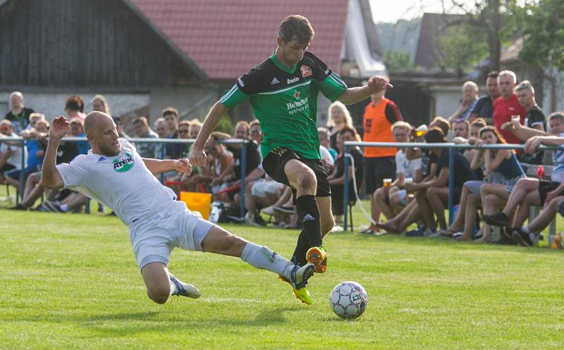 Finále Poháru hejtmana pardubického kraje ve fotbale mezi FC Libišany (v zelenočerným) a SKP Slovan Moravská Třebová (v bílém) na hřišti v Semíně.