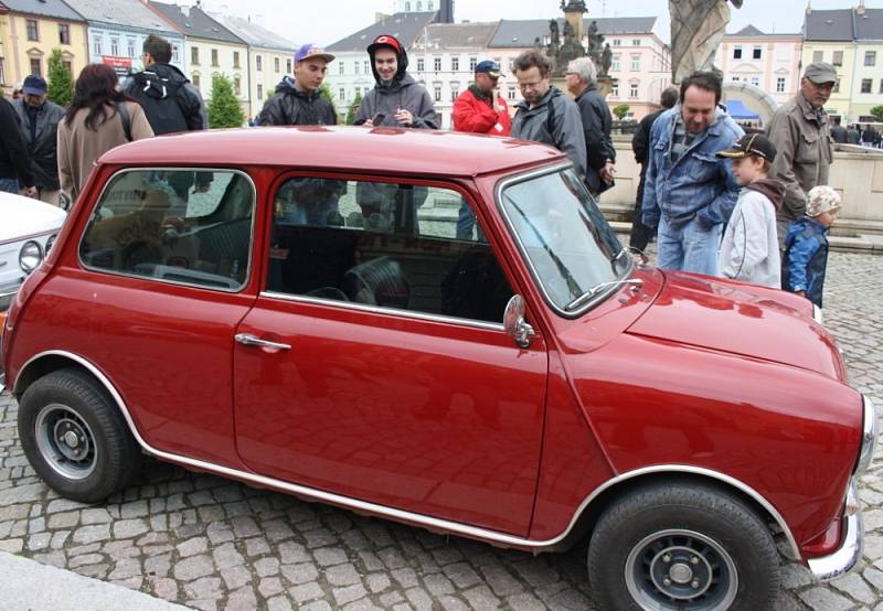 HISTORICKÁ VOZIDLA přilákala na náměstí  velké i malé nadšence do aut a motorek.