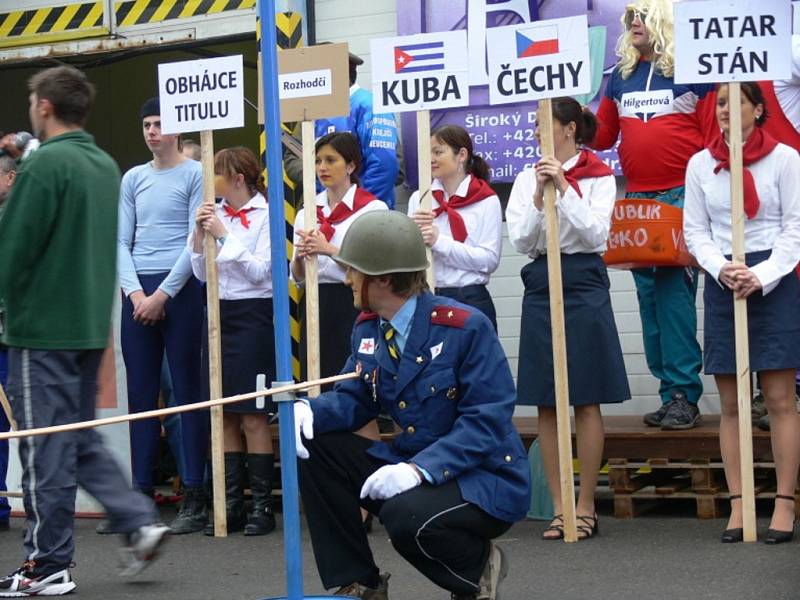 Široký Důl se v sobotu vrátil do éry komunizmu, sjeli se sem hasiči z republiky na recesní soutěž O putovní pohár VŘSR - Memoriál V. I. Lenina