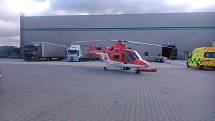 Muže po vážném pracovním úrazu transportoval do nemocnice vrtulník