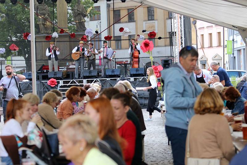 LIDÉ V LITOMYŠLI si o víkendu užili veselici s dobrým jídlem pitím, zábavou, divadlem i muzikou.