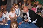 Ministr Tomáš Julínek našel pochopení u dětí v biskupické školce.