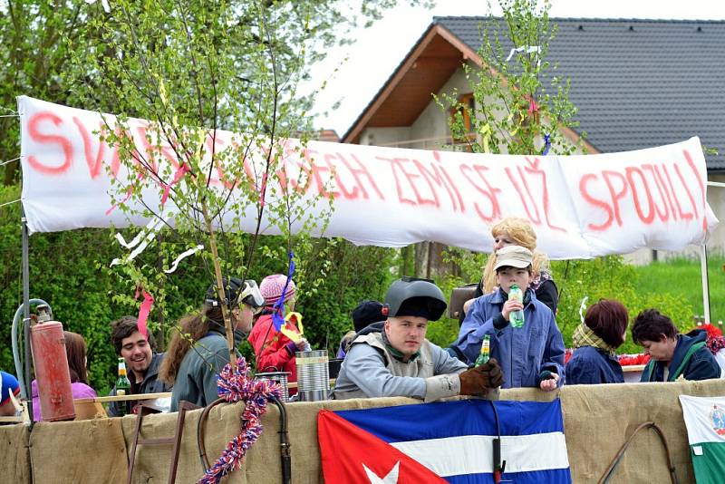 Recesistní prvomájový průvod ve Strakově.