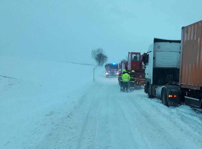 Silnice mezi Svitavami a Poličkou je uzavřená kvůli navátému sněhu.