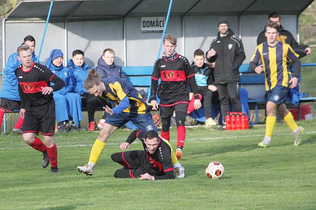 Slovan musel pracně obracet. Derby pro Dolní Újezd, velké poličské fiasko