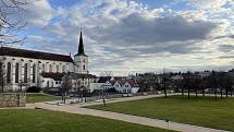 Jindy plná podloubí a ulice Litomyšle zejí o víkendech v Litomyšli prázdnotou. Stejně tak Klášterní zahrady. Podívejte se na "vylidněné" město.