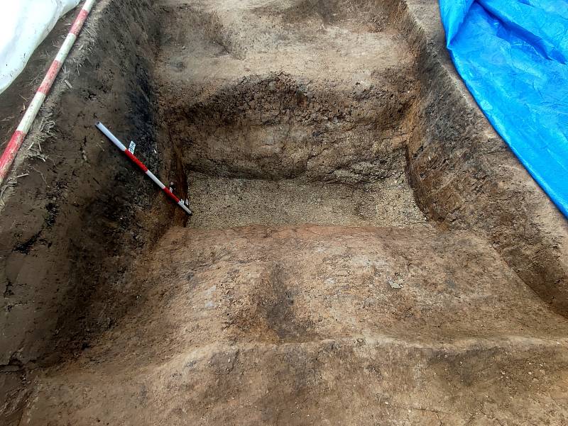 Archeologové zkoumají na poli u Litomyšle unikátní rondel. Našli tu i úlomky keramiky nebo sekeromlat