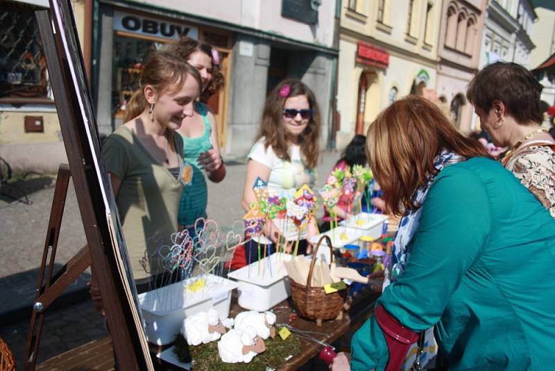 JARMARK ke Dni Země  zaujal. Lidé si vyzkoušeli řemesla se žáky speciální školy. Nakoupili zajímavé zboží ve stáncích. Na pódiu se střídala vystoupení mateřských i základních škol. 