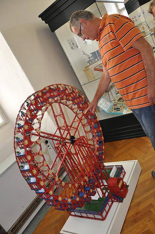 Stavebnice Merkur  baví kluky dneska stejně jako před  padesáti lety.  V muzeu v Litomyšli  je nyní k vidění z děrovaných plíšků  model  Eiffelovy věže, kostela i ruského kola.  