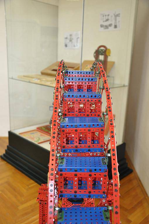 Stavebnice Merkur  baví kluky dneska stejně jako před  padesáti lety.  V muzeu v Litomyšli  je nyní k vidění z děrovaných plíšků  model  Eiffelovy věže, kostela i ruského kola.  