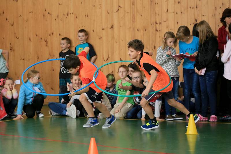 Školáci v Jevíčku si zatrénovali s výškařkou Michaelou Hrubou.