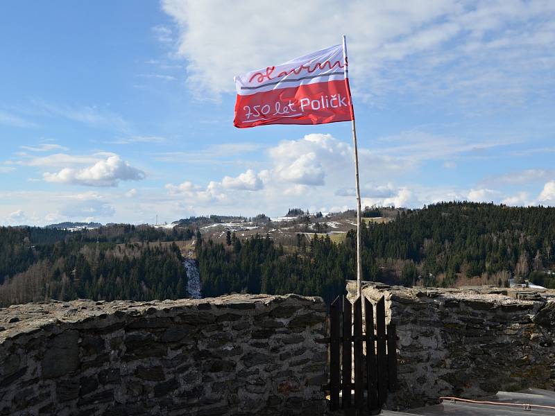 Slavnostní prapory na Svojanově. 