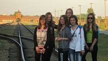Žáci základní školy navštívili Osvětim a tábor Březinka.