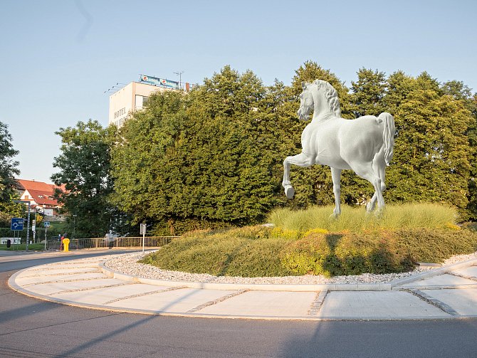 VIZUALIZACE možného umístění sochy koně v Litomyšli na kruhovém objezdu.