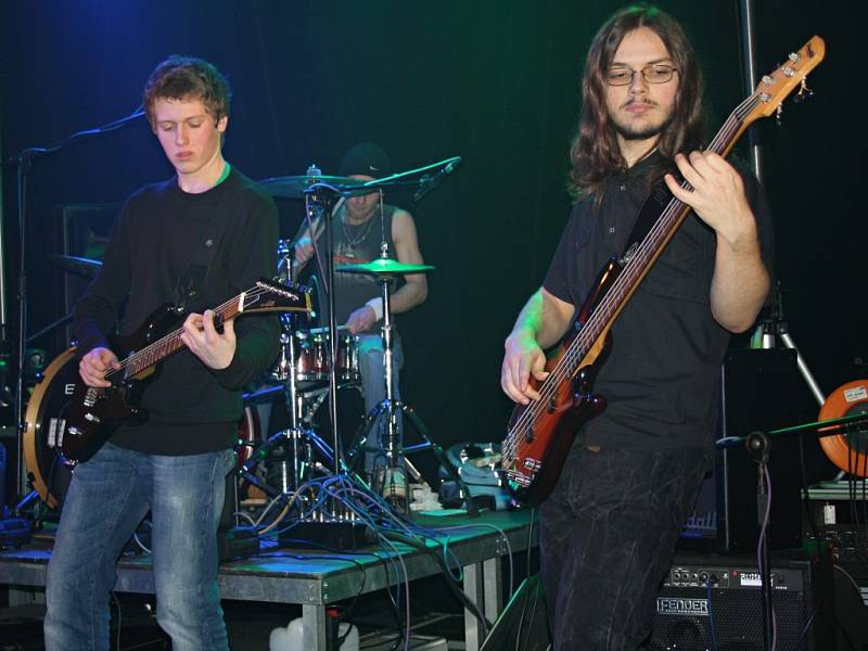 Koncert rockových a punkových kapel rozdivočil nejednoho posluchače. Růžové balónky, které od začátku visely v pytli u stropu, vlétly při vystoupení litomyšlské skupiny na diváky. Ti si tak tančení do rytmu hudby zpříjemňovali i „pinkáním“.