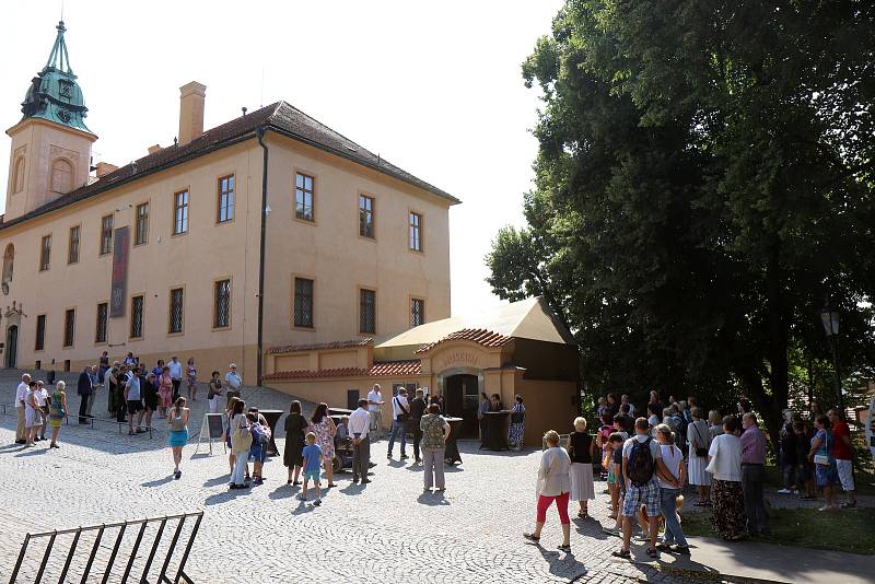 V Regionálním muzeu v Litomyšli připomínají 170. výročí narození Aloise Jiráska unikátní výstavou. Sobotní vernisáže se zúčastnili i potomci spisovatele.