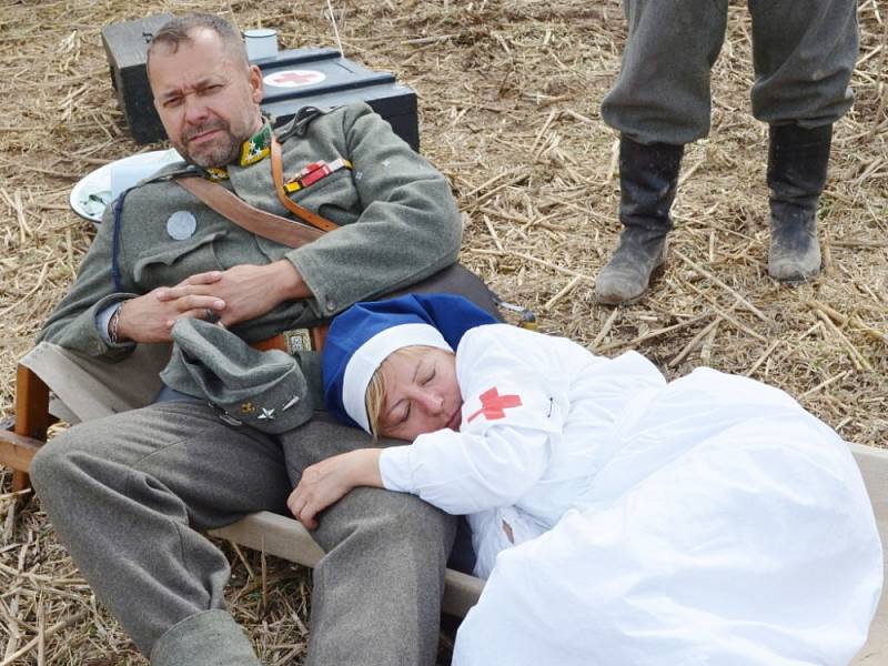 Diváci, kteří přijeli v sobotu do Mladějova,  nepřišli o pořádnou podívanou. Rakušané použili v boji proti Rusům i plamenomet. V lazaretu sténali zranění. Tomu všemu přihlíželi i dámy v dobových róbách. 