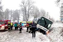 V Opatově havaroval na zasněžené silnici linkový autobus.