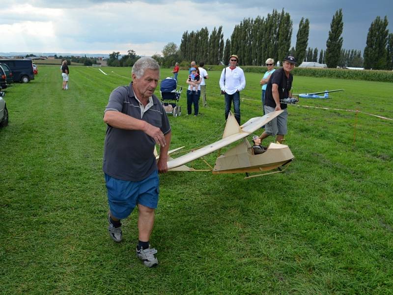 Obdiv si na leteckém dni v Litomyšli zasloužili nejen piloti, ale i modeláři, kteří svá letadla nechali odpočívat.