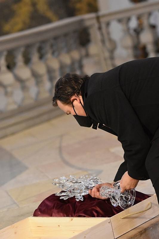 V piaristickém chrámu je na pár hodin vystavený relikviář sv. Zdislavy od Jiřího Pačinka. Umělecký sklář městu daroval skleněné Jezulátko.