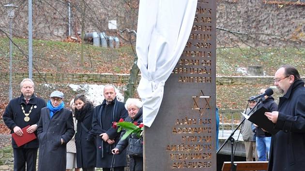 PAMĚTNÍ  STÉLA v Litomyšli připomíná výročí sedmdesáti let od násilné deportace Židů z města. O památníku se diskutovalo v Litomyšli  několik let. Stéla byla odhalena 3. prosince 2012.