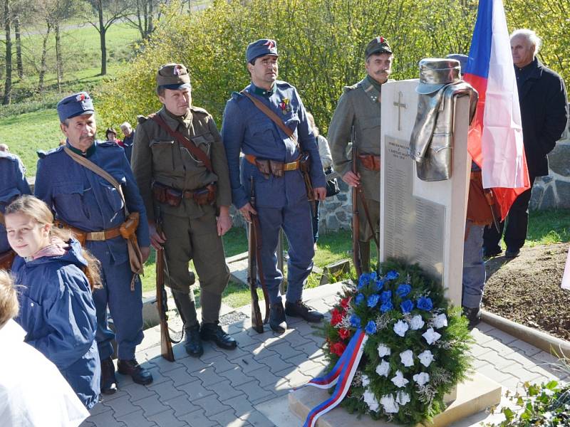 Památník obětem padlým ve Velké válce odhalili 28. října ve Svojanově. Posvětil jej královéhradecký biskup Jan Vokál, který také celebroval mši svatou.  