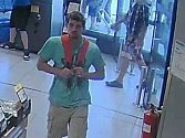 Poznáváte muže na snímku? Mohl by policii pomoci objasnit okolnosti krádeže v supermarketu ve Svitavách.