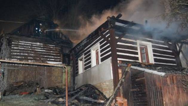 Požár chaty v Trstěnicích likvidovalo několik hasičských jednotek