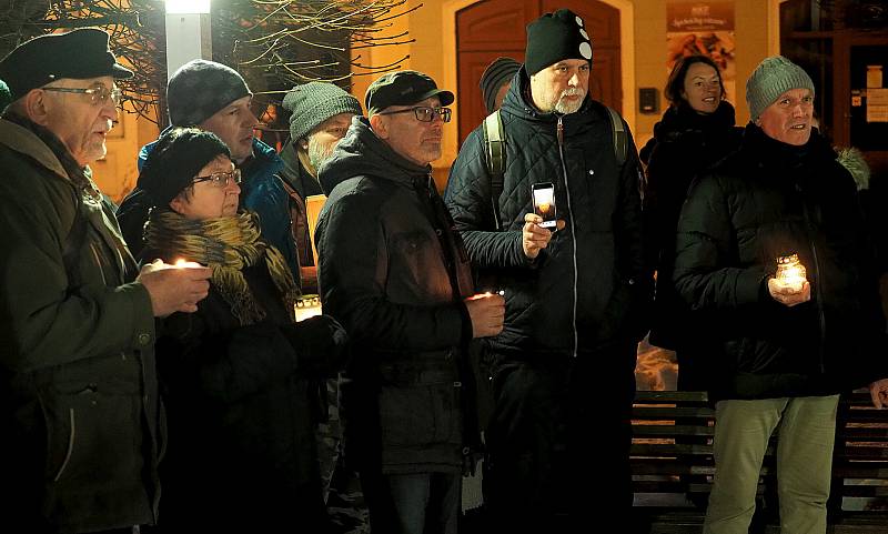 Upálení Jana Palacha si připomněli lidé ve středu večer také v Poličce.