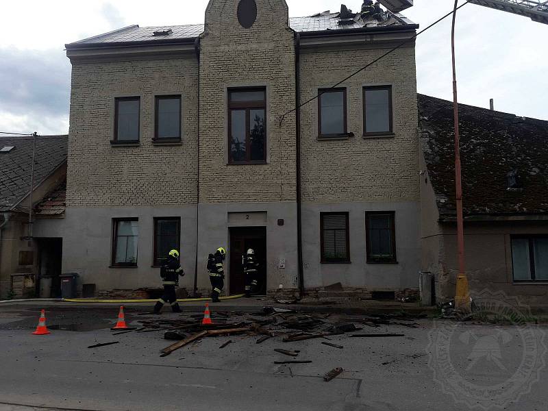 Hasiči likvidovali v Chornicích požár domu.