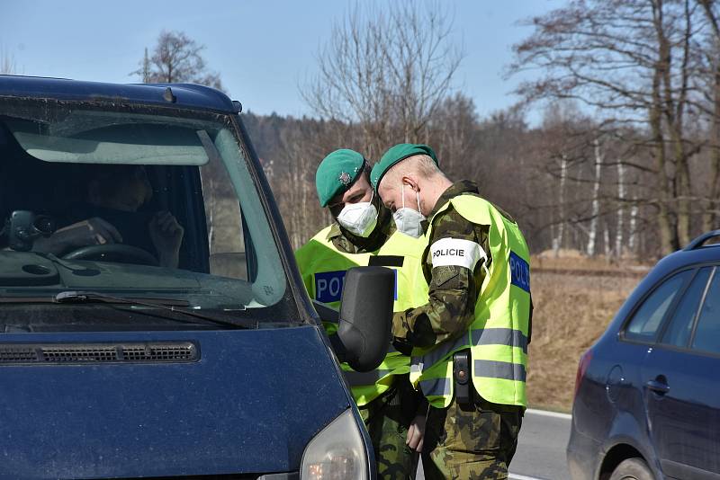 Dva policisté, dva vojáci. Hlídkují u silnice I/34 v Borové u Poličky a kontrolují řidiče, kteří přijíždějí do svitavského okresu ve směru od Hlinska.