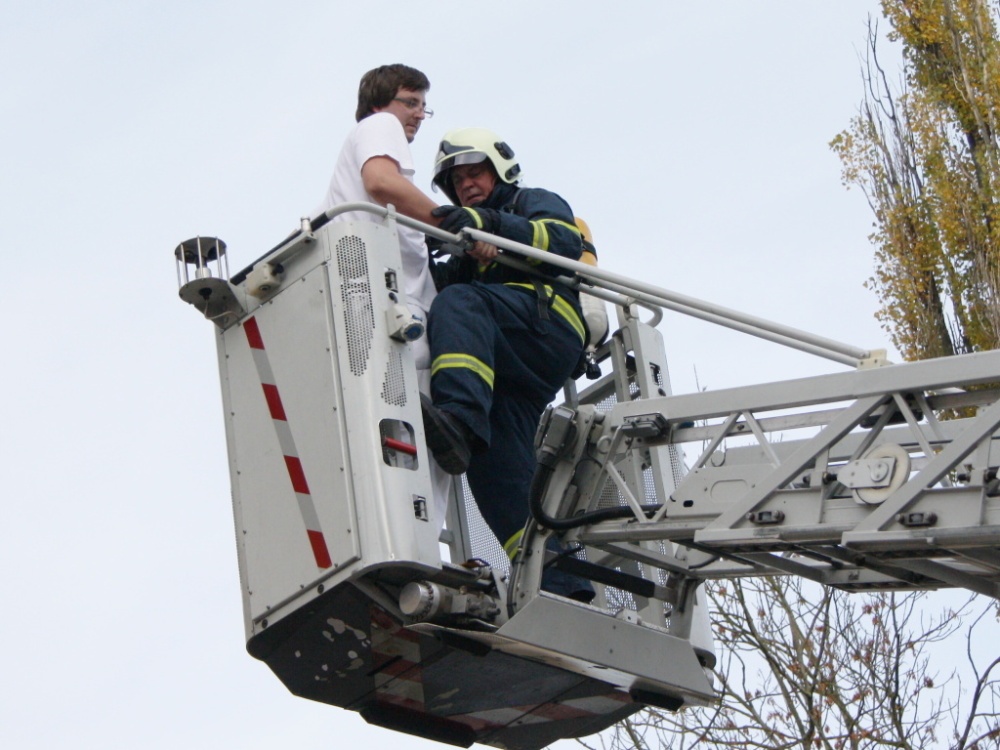 OBRAZEM: Svitavští hasiči zachránili laboranty z plamenů - Svitavský deník